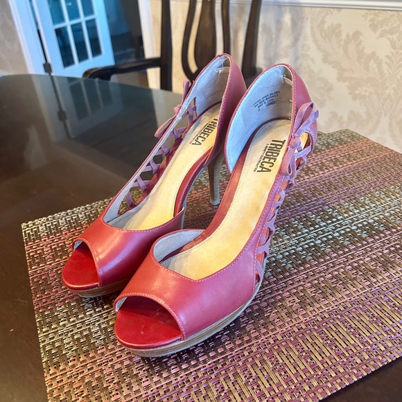 Tribeca by Kenneth Cole Red Leather Peep Toe Pumps with Lattice Details Size 10 - Picture 3 of 9